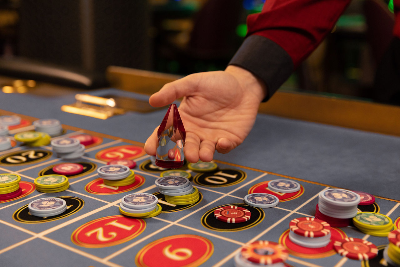 casino royale roulette hand chips RCL WN