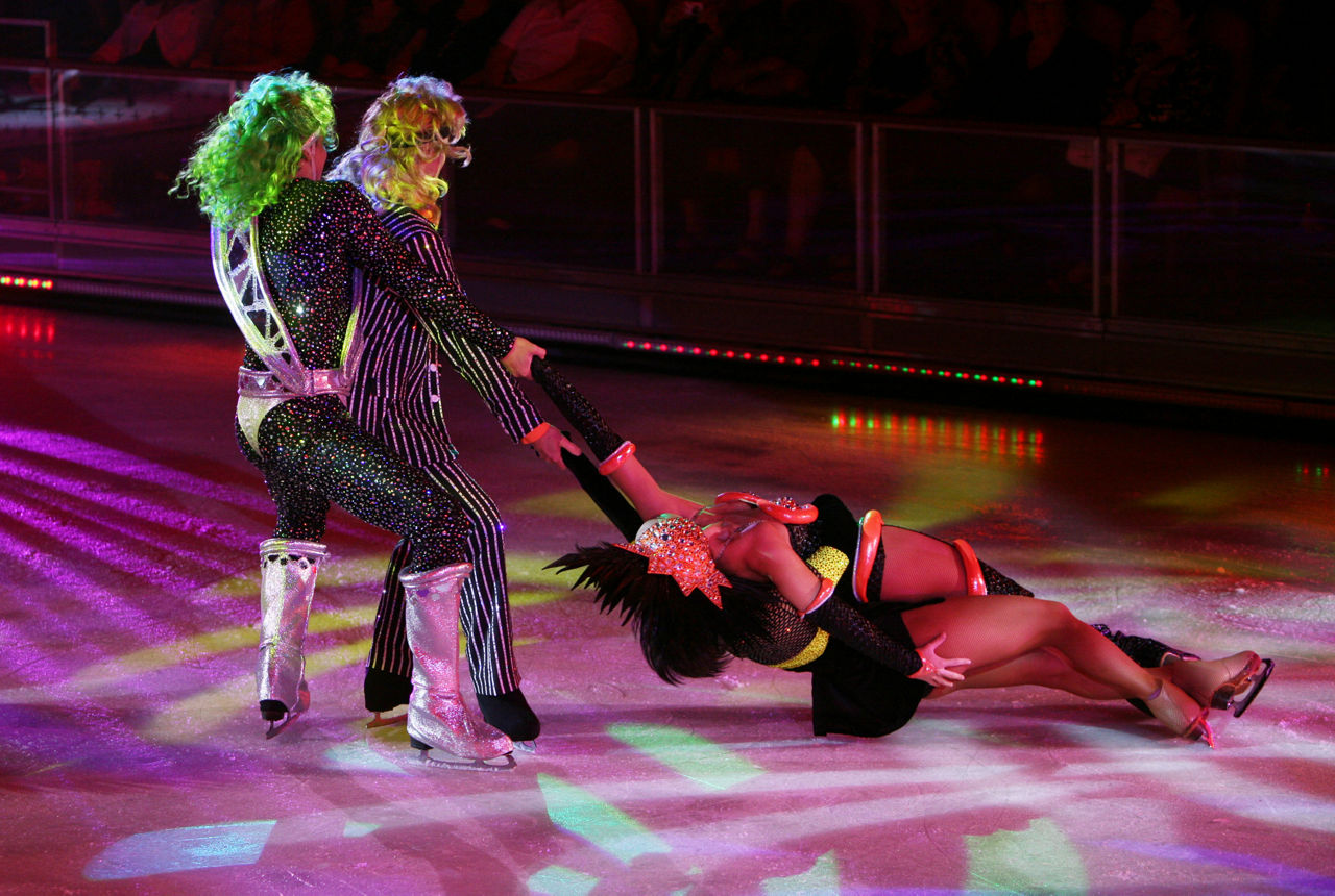 Ice Games Skating Show Couples Swinging Performers