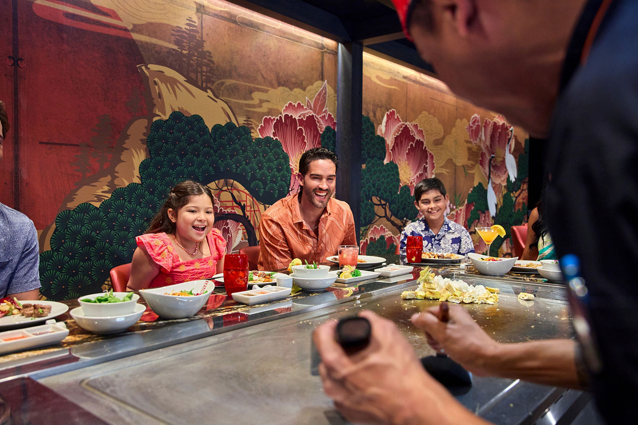 Family fun at Izumi Hibachi, UT, Utopia of the Seas, kids and dad watching food being prepared, Asian cuisine,