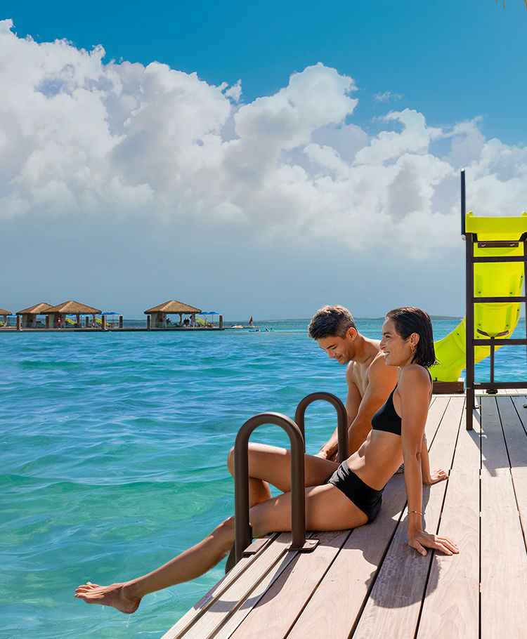 Couple sitting at CocoCay deck HP Mobile 750 910 FAM NF 2x